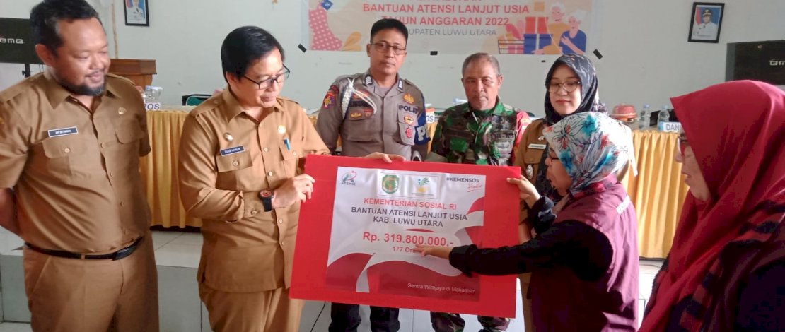 Wakil Bupati Luwu Utara, Suaib Mansur, menghadiri penyaluran bantuan Atensi bagi lansia oleh Balai Besar Sentra Wirajaya Makassar, di Kantor Camat Mappadeceng, Senin, 7 November 2022. Wakil Bupati Luwu Utara, Suaib Mansur, menghadiri penyaluran bantuan Atensi bagi lansia oleh Balai Besar Sentra Wirajaya Makassar, di Kantor Camat Mappadeceng, Senin, 7 November 2022.
