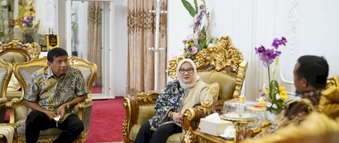 Gubernur Sulsel, Andi Sudirman Sulaiman, menerima kunjungan silaturahmi Ketua KKSS Jawa Tengah, Musdalifah Pangka, di Rumah Jabatan Gubernur Sulsel, Senin, 7 November 2022.