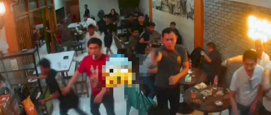 Tangkapan layar rekaman CCTV yang menunjukkan situasi saat sekelompok pemuda berusaha menyerang warkop dokter kopi di jalan pengayoman