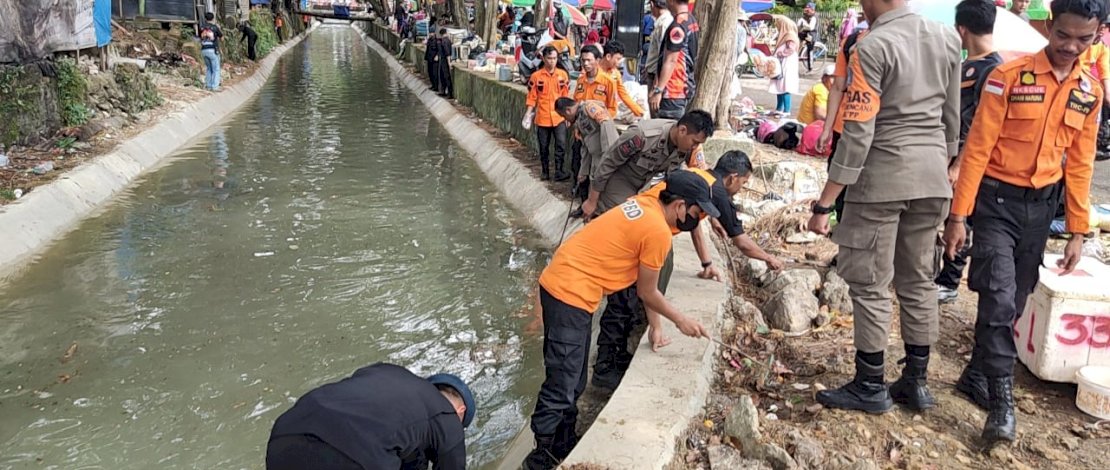 Gandeng Mahasiswa Dan Pasukan Orange, Brimob Bone Bersihkan Sungai Branjangan