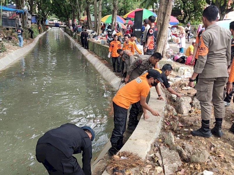 Gandeng Mahasiswa Dan Pasukan Orange, Brimob Bone Bersihkan Sungai Branjangan