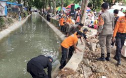 Gandeng Mahasiswa Dan Pasukan Orange, Brimob Bone Bersihkan Sungai Branjangan