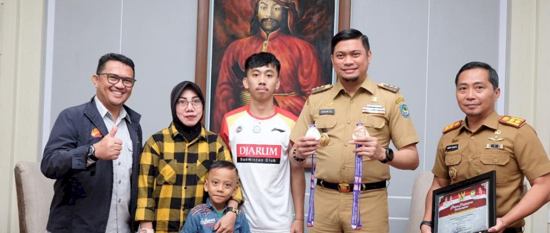 Bupati Gowa Adnan Purichta Ichsan, saat menerima kunjungan Persatuan Bulutangkis Seluruh Indonesia (PBSI) Sulsel bersama Muh Putra, di Ruang Kerja Bupati Gowa, Selasa, 8 November 2022.