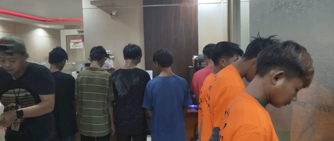 Polisi menangkap delapan pelaku penyerangan warkop di Makassar.