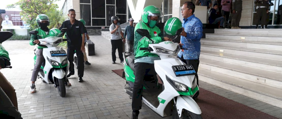 Wali Kota Makassar, Danny Pomanto, tetap konsisten menggunakan ojek online memulai aktifitasnya.