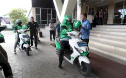 Konsisten Gunakan Ojol, Danny Naik Grab Menuju Lokasi Rakernis Apeksi