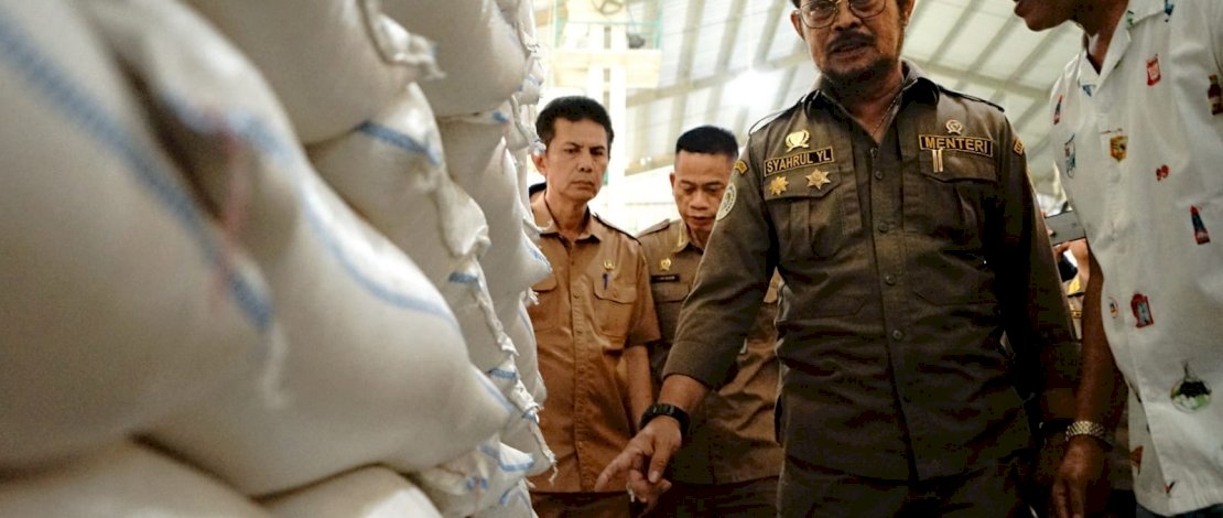 Menteri Pertanian Syahrul Yasin Limpo melakukan monitoring stok beras dan gabah ke pabrik penggilingan Tiga Jaya, di Karawang, Selasa, 8 November 2022.