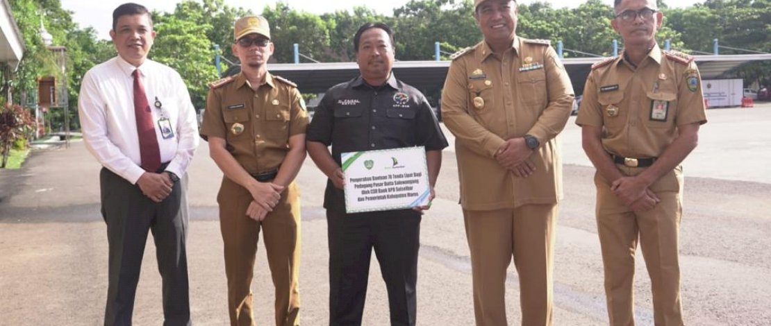 Bupati Maros Serahkan 70 Tenda ke Pedagang Pasar Tramo
