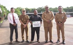 Bupati Maros Serahkan 70 Tenda ke Pedagang Pasar Tramo