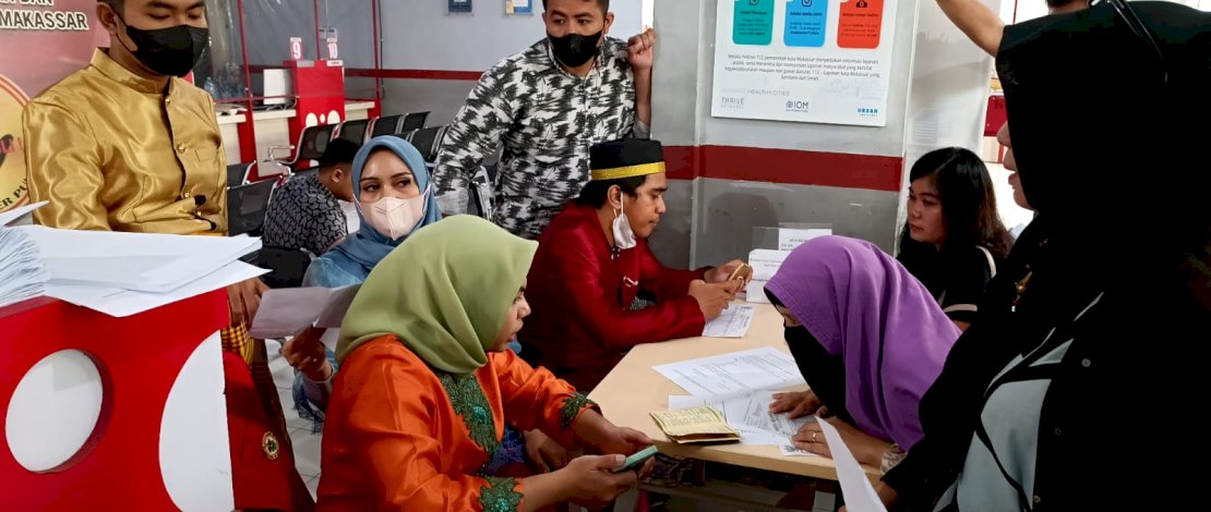 Hari Jadi Makassar, Pegawai Dukcapil Layani Masyarakat Pakai Baju Adat