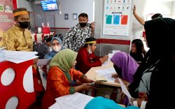 Hari Jadi Makassar, Pegawai Dukcapil Layani Masyarakat Pakai Baju Adat