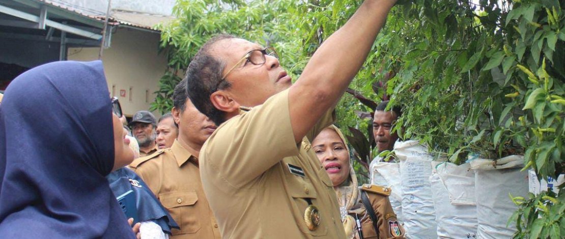 Ojol Day, Danny Naik Gojek Bersama Camat  M Ari Ke Longwis Di Mamajang