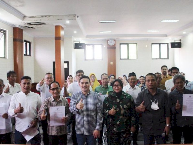 Camat M Ari Fadli Serahkan SK Pj Ketua LPM Kelurahan Sekecamatan Mamajang