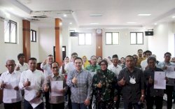 Camat M Ari Fadli Serahkan SK Pj Ketua LPM Kelurahan Sekecamatan Mamajang