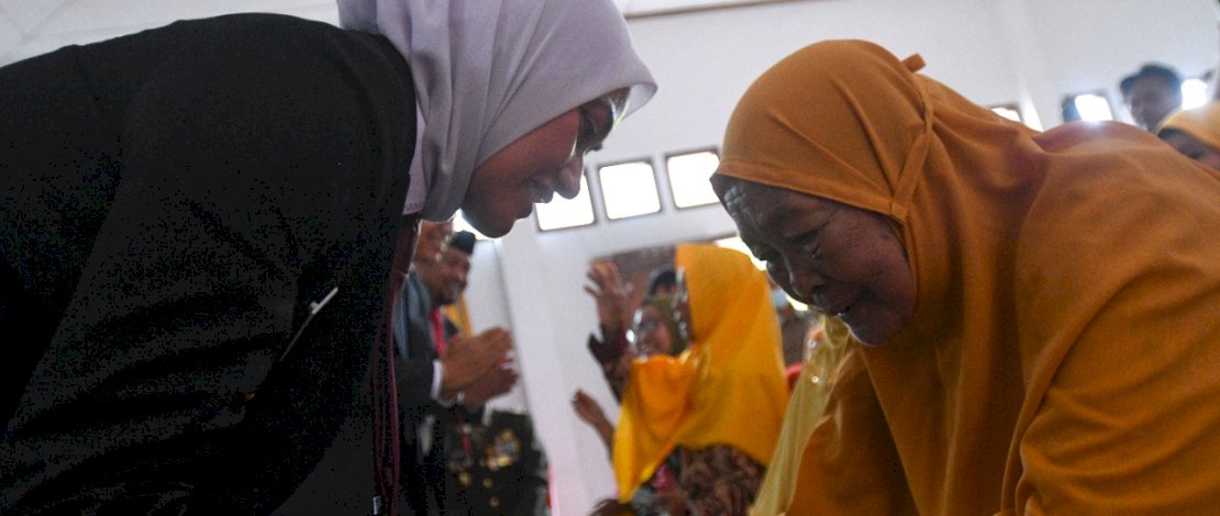 Gelar Ramah Tamah dengan LVRI Lutra, Bupati Indah Serahkan Sejumlah Bansos dan Sertifikat Tanah