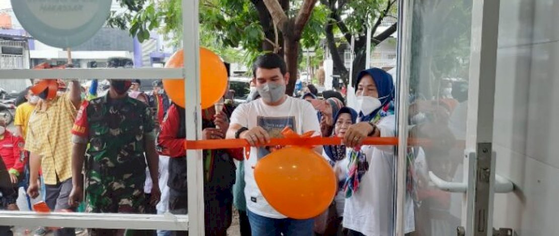 Camat Mamajang Melakukan Penguntingan Pita dalam rangka peresmian kontainer Makassar Recover Camat Mamajang Melakukan Penguntingan Pita dalam rangka peresmian kontainer Makassar Recover