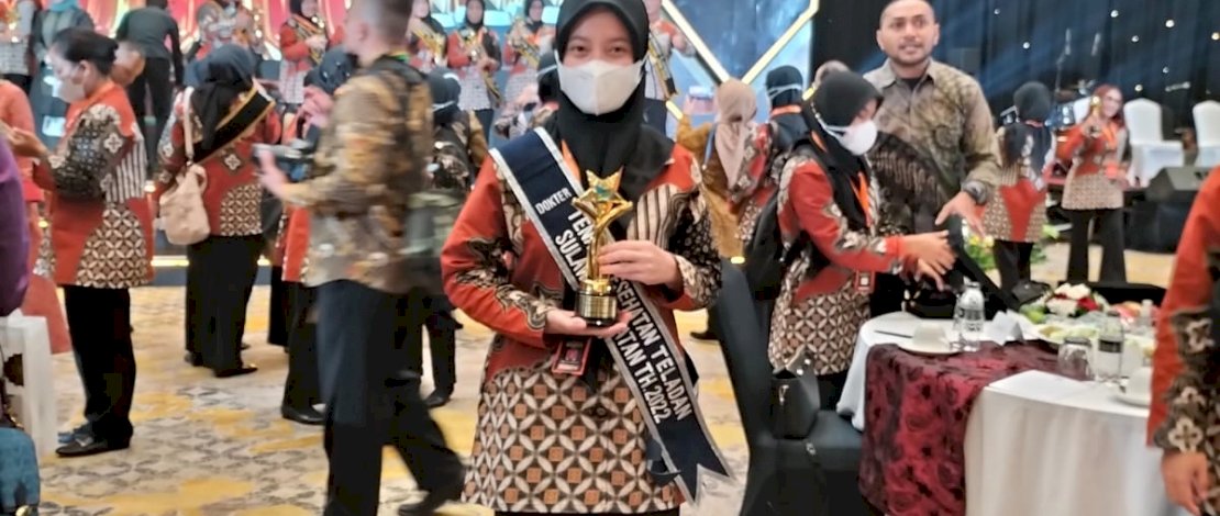 dr Andi Rizki Tenryayu usai menerima penghargaan sebagai uara 1 Tenaga Kesehatan Teladan Tingkat Nasional. kategori puskesmas di di Hotel Sultan Jakarta