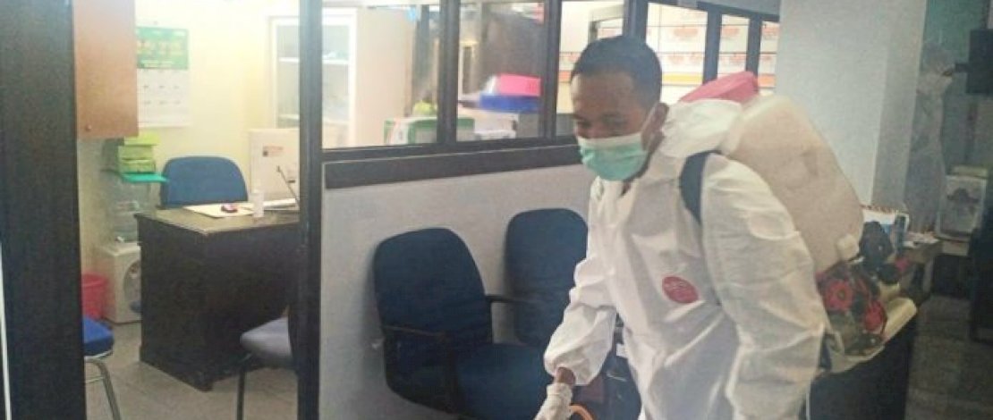 Putus Rantai Penyebaran Virus Covid-19, Kantor Camat Mamajang Disemprot Disinfektan Putus Rantai Penyebaran Virus Covid-19, Kantor Camat Mamajang Disemprot Disinfektan