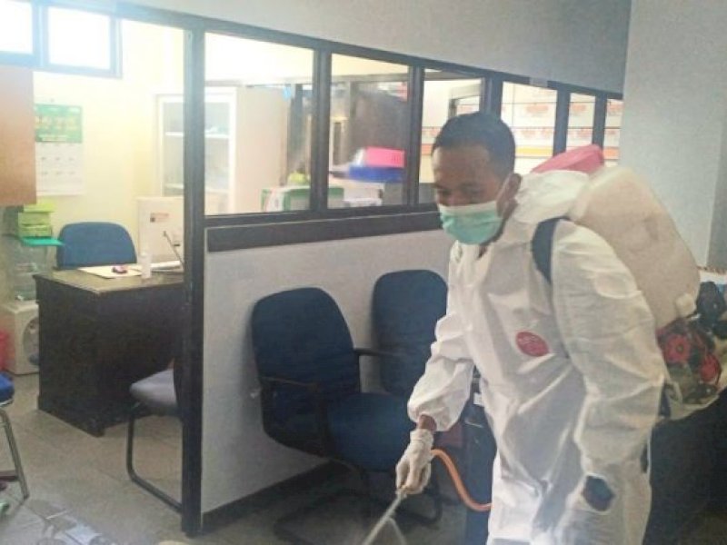 Putus Rantai Penyebaran Virus Covid-19, Kantor Camat Mamajang Disemprot Disinfektan
