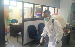 Putus Rantai Penyebaran Virus Covid-19, Kantor Camat Mamajang Disemprot Disinfektan
