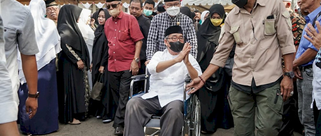 Wali Kota Parepare, Taufan Pawe, melepas jenazah Djuleha Muis, istri Wakil Wali Kota Parepare Pangerang Rahim, untuk dimakamkan ke pemakaman keluarga, di Jalan Taebe Soreang, Kota Parepare, Jumat, 16 September 2022.