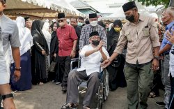 Taufan Pawe Lepas Jenazah Djuleha Muis