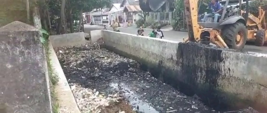 Dinas Lingkungan Hidup melakukan pengerukan drainase di sejumlah titik di Kota Parepare.