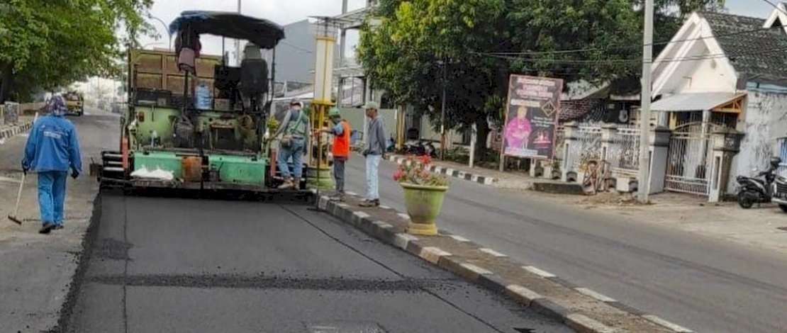 Dinas Pekerjaan Umum dan Penataan Ruang (PUPR) melakukan perbaikan jalan di Mattirotasi. 