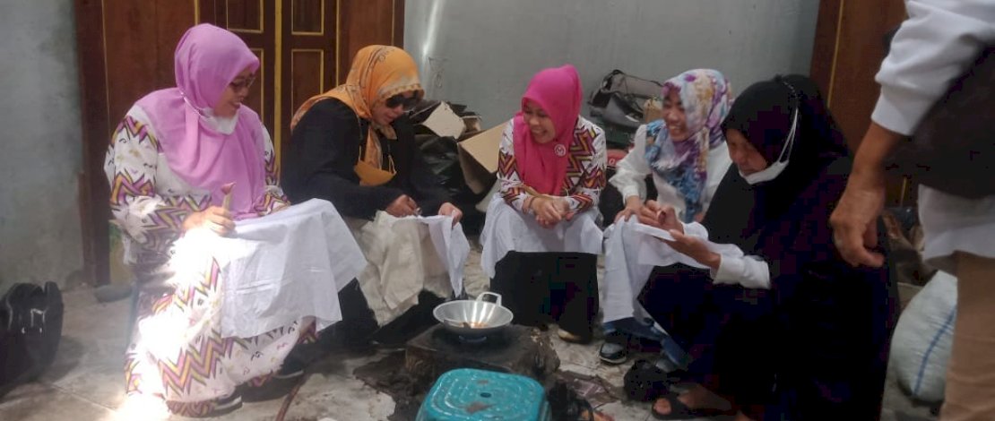 Ketua Dekranasda Kota Parepare, Erna Rasyid Taufan, bersama sejumlah pengurusnya, mengunjungi langsung pembatik Kota Pekalongan Provinsi Jawa Tengah, Selasa, 20 September 2022.