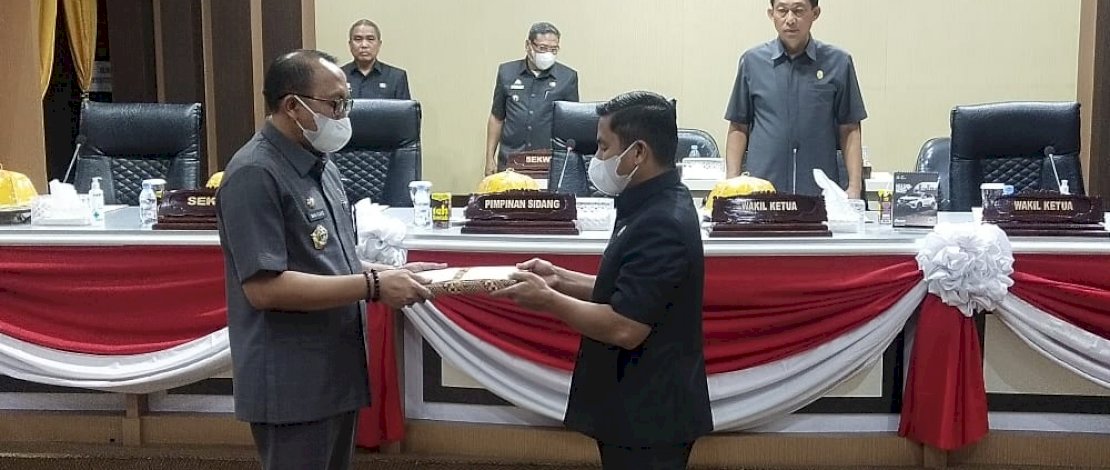 Penyerahan dokumen Kebijakan Umum Anggaran (KUA) dan Prioritas Plafon Anggaran Sementara (PPAS) APBD Kota Parepare Tahun 2023, dilakukan oleh Sekretaris Daerah Kota Parepare Iwan Asaad mewakili Wali Kota Parepare dalam rapat paripurna yang dipimpin Wakil Ketua DPRD Tasming Hamid dan Rahmat Syamsu Alam, serta sejumlah Anggota DPRD, di ruang rapat paripurna, Selasa, 13 September 2022. 