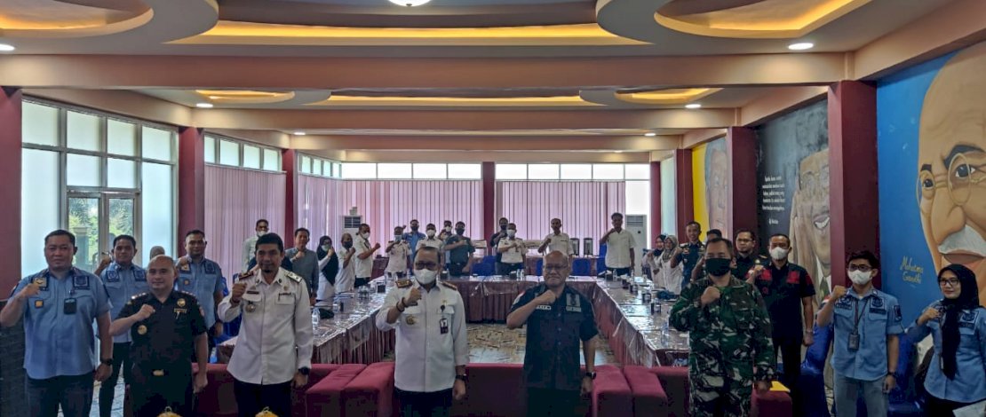 Kantor Imigrasi Kelas II TPI Parepare menggelar rapat bersama Tim Pengawasan Orang Asing (Tim Pora), di Lagota Cafe, Kamis, 1 September 2022. 