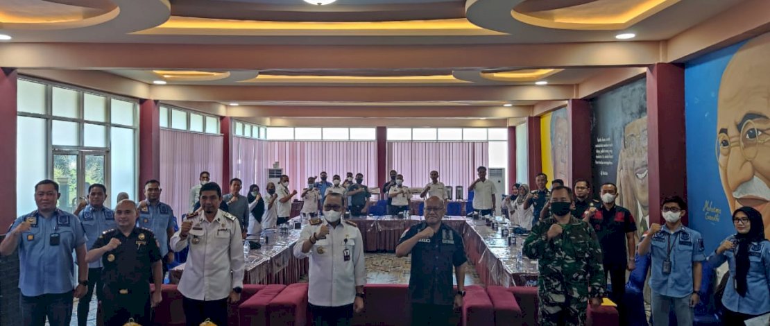 Kantor Imigrasi Kelas II TPI Parepare menggelar rapat bersama Tim Pengawasan Orang Asing (Tim Pora), di Lagota Cafe, Kamis, 1 September 2022. Kantor Imigrasi Kelas II TPI Parepare menggelar rapat bersama Tim Pengawasan Orang Asing (Tim Pora), di Lagota Cafe, Kamis, 1 September 2022.
