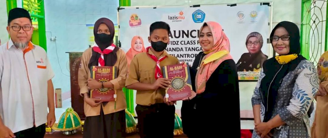 Pembina Majelis Anak Sholeh (MAS) Parepare, Erna Rasyid Taufan, meluncurkan Tahfidz Class Program, di UPTD SMP Negeri 1 Parepare, Jumat, 2 September 2022