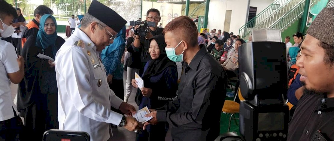 Wali Kota Parepare, Taufan Pawe,  secara simbolis menyerahkan insentif bagi RW/RT, Imam Kelurahan, Imam Masjid, dan Pegawai Syara, yang dilaksanakan di Lapangan Tennis Indoor Rumah Jabatan Wali Kota Parepare, Rabu, 5 Oktober 2022. 
