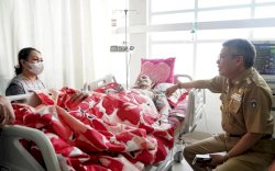 Taufan Pawe Besuk Raja Gowa ke-38 yang Terbaring di RS Parepare