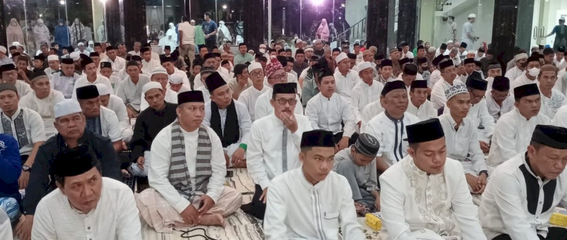 Ribuan masyarakat dan santri memadati Masjid Terapung Bj Habibie, Kamis malam, 20 Oktober 2022.