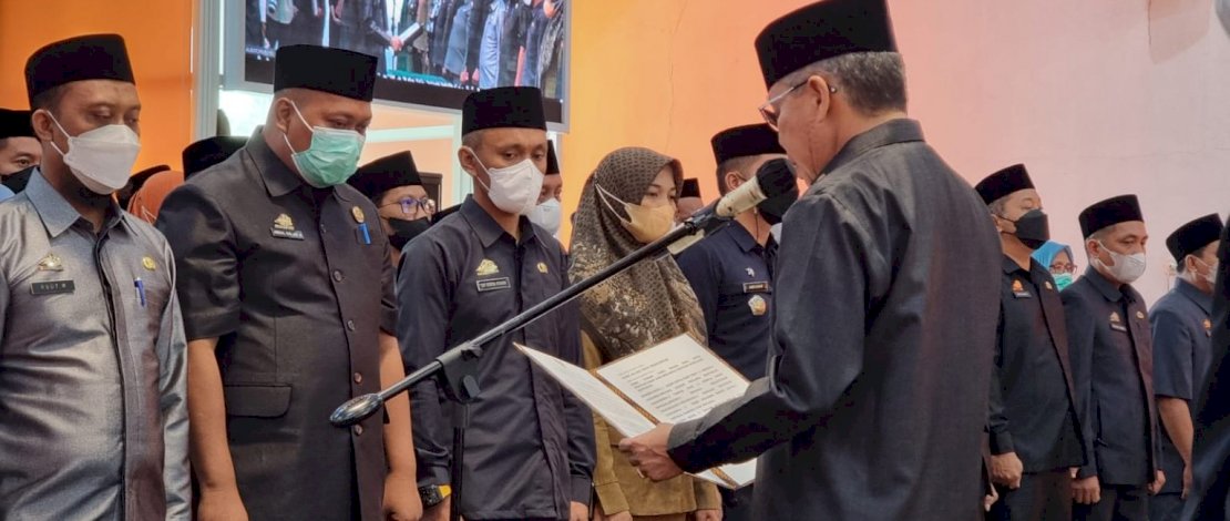 Taufan Pawe melakukan pelantikan dan pengambilan sumpah Pejabat Administrator dan Pejabat Pengawas, di Gedung Auditorium BJ. Habibie, Jumat, 14 Oktober 2022.
