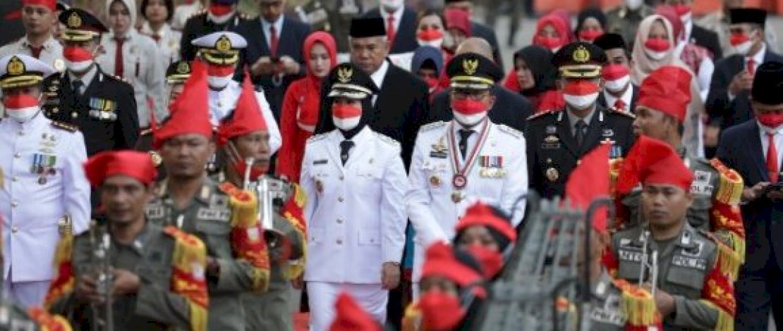 Korsik Satpol PP Makassar Iringi Pengibaran Bendera Upacara HUT RI di Losari