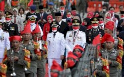 Korsik Satpol PP Makassar Iringi Pengibaran Bendera Upacara HUT RI di Losari
