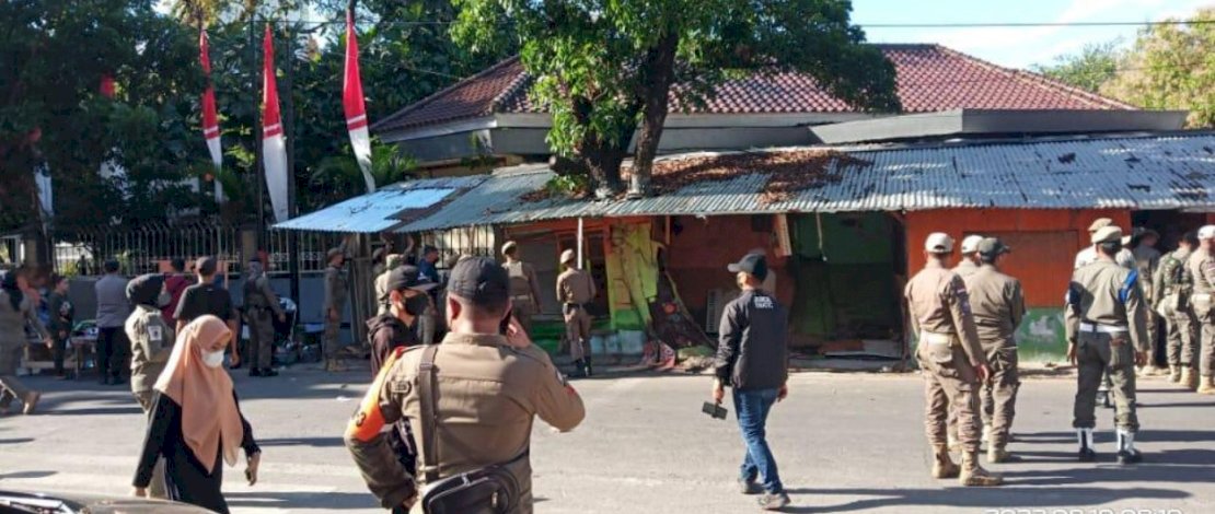 Gabungan satpol PP Makassar dan Sulsel Tertikan Aset Bermasalah Milik Pemerintah di Jalan Amanagappa