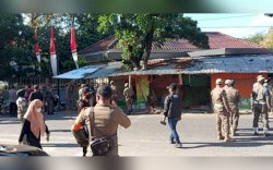 Gabungan satpol PP Makassar dan Sulsel Tertikan Aset Bermasalah Milik Pemerintah di Jalan Amanagappa