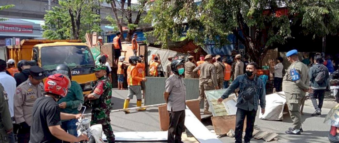 Pemerintah Kecamatan dan Satpol PP  BKO Rappocini  Tertibkan PKL 13 di Jalan Pelita Raya
