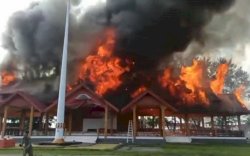 Rusak Parah, Polres Selayar Selidiki Penyebab Kebakaran Tribun Lapangan Pemuda Benteng Terbakar