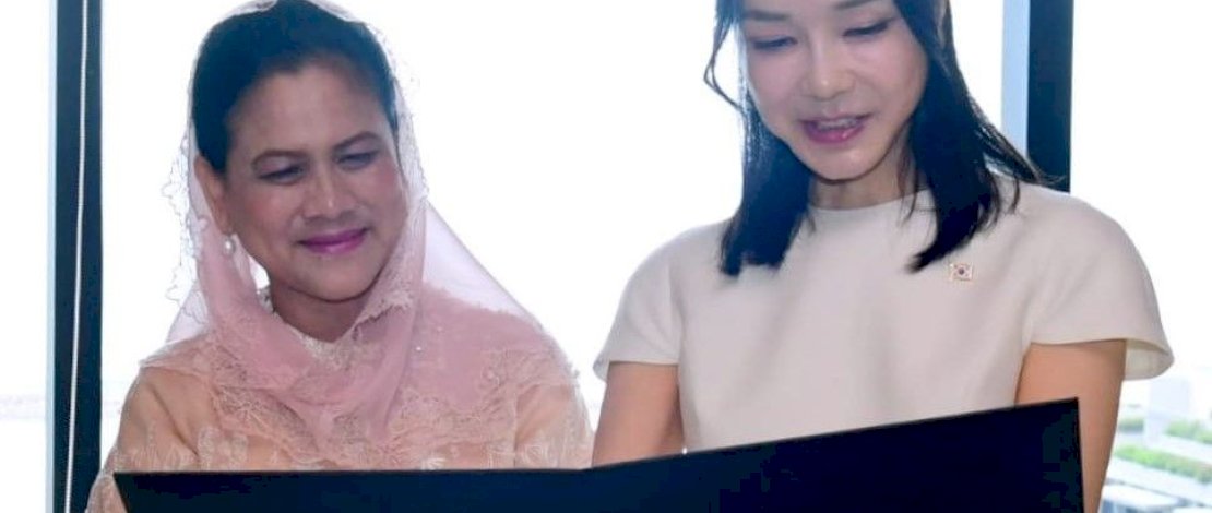 Ibu negara Korea Selatan Kim Kim Keon Hee bersama Ibu negara Indonesia Iriana Jokowi (dok: Biro pers Setpres)