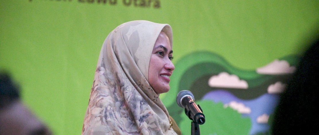 Bupati Luwu Utara, Indah Putri Indriani, saat membuka Tudang Sipulung Rancang Bangun dan Desain Kolaboratif, Pelestarian Ekosistem Hutan Pegunungan Quarles Wilayah Luwu Utara, di Aula Lagaligo Kantor Bupati, Selasa, 15 November 2022.
