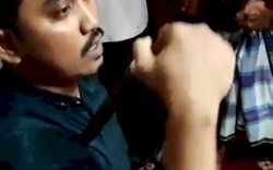 Pria Ini Lakukan Tradisi Angngaru Hingga Tusuk Dada Sendiri Pakai Badik, Darah Mengalir Deras