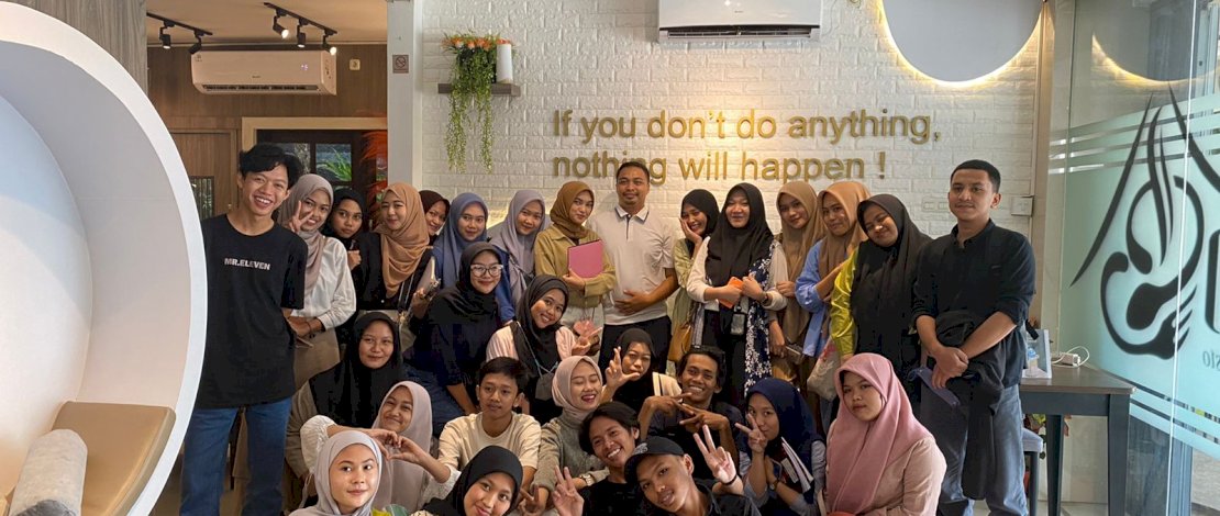 Mahasiswa Ilmu Komunikasi Universitas Muslim Indonesia (UMI) Makassar menggelar kuliah lapangan, untuk melihat potensi dan bakat dari para mahasiswa. Mahasiswa Ilmu Komunikasi Universitas Muslim Indonesia (UMI) Makassar menggelar kuliah lapangan, untuk melihat potensi dan bakat dari para mahasiswa.
