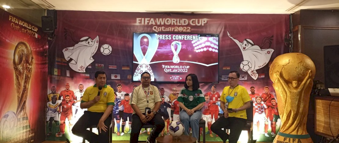 Food and Beverage Manager The Rinda Hotel Irham Gunawan Afand  menjelaskan promo bundling Nobar Piala dunia dalam konferensi pers yang digelar di Carita Longue, Claro Hotel Makassar, Rabu (16/11/2022)