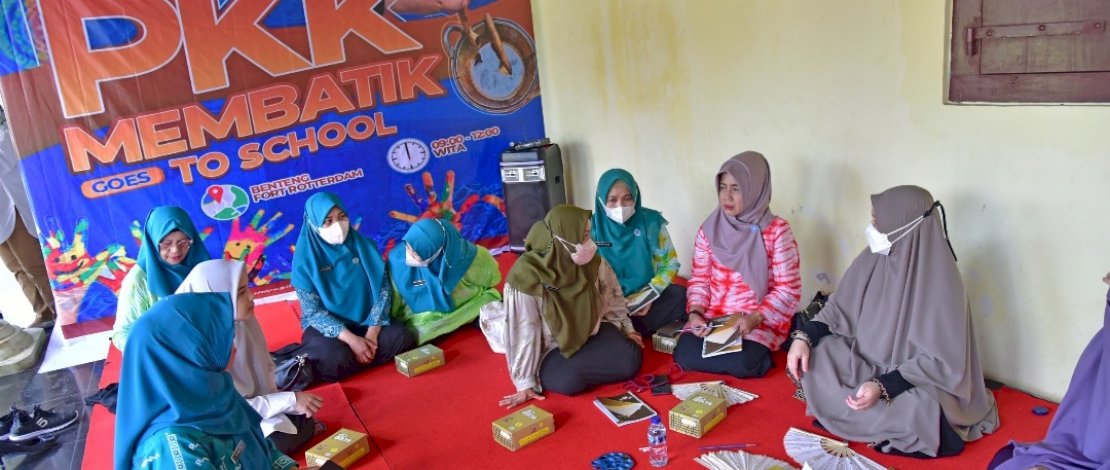 Tim Penggerak PKK Sulsel melalui Pokja II menggelar program Membatik Goes to School, di Benteng Fort Rotterdam, Rabu, 16 November 2022. Tim Penggerak PKK Sulsel melalui Pokja II menggelar program Membatik Goes to School, di Benteng Fort Rotterdam, Rabu, 16 November 2022.