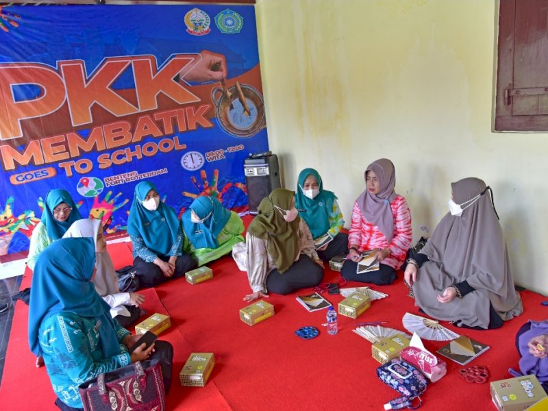 Sinergikan Program dengan Dinas Pariwisata Sulsel, PKK Gelar Membatik Goes to School di Benteng Rotterdam